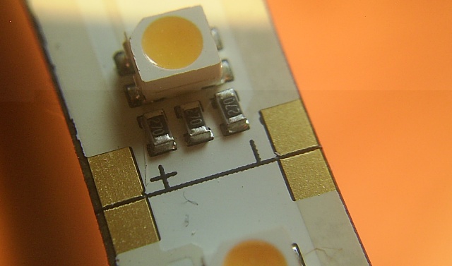 LED Leiste: Hier sieht man auch sehr gut wo man die Leiste trennen kann, und die Pol Beschriftung ist auch an den Trennpunkten mit angegeben.