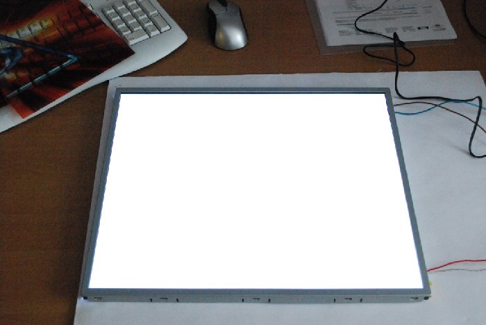 19" Monitor mit je 24 SMD LED oben und unten