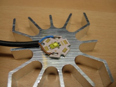 Wichtig: Das ganze dann noch auf einen Kühlkörper kleben (z.B. mit Wärmeleit-Pads - doppelseitig klebend).