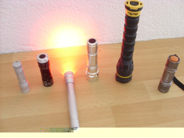 Eine Rote LED Taschenlampe mit 2 Batterien