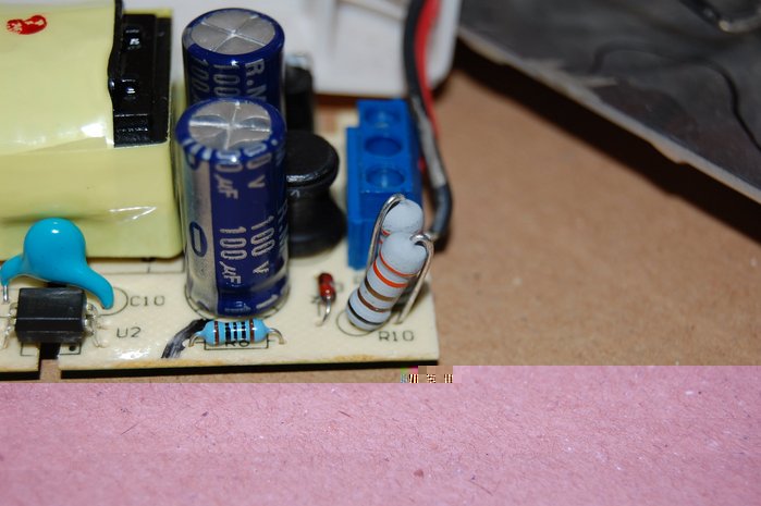 Wenn R10 (3,3 Ohm) entfernt wird, sinkt der Ausgangsstrom auf 350 mA.