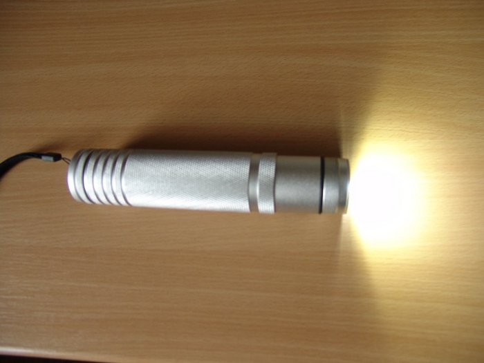 2.jpg (72.12 KiB) 14055 mal betrachtet Taschenlampe eingeschaltet, Reflektor abgeschraubt.