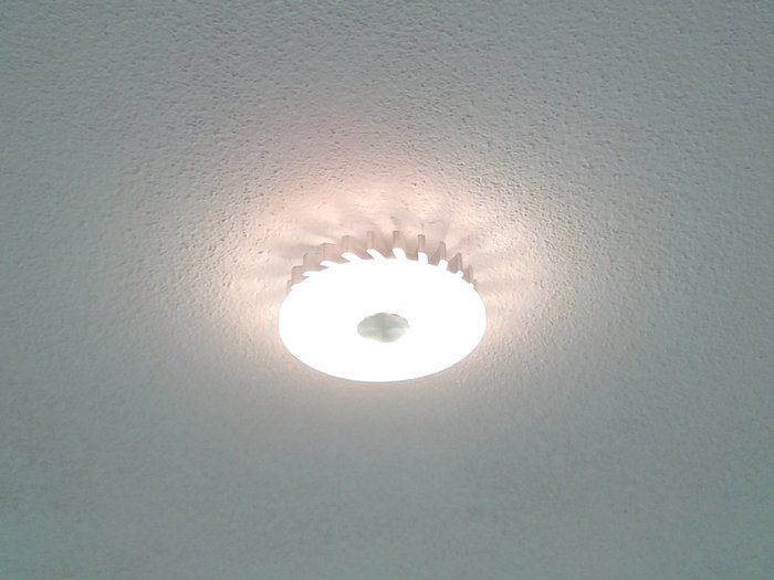 Die Streuwirkung ist genau richtig damit genug Licht durchkommt und dennoch ein wenig an die Decke zurückfällt. Durch die schlechte Handykamera sind die Farben leider verfälscht und das Halo überbelichtet. Die wirkliche Lichtwirkung ist irgendwo zwischen diesem und dem nachfolgenden Bild mit den einzelnen LEDs.