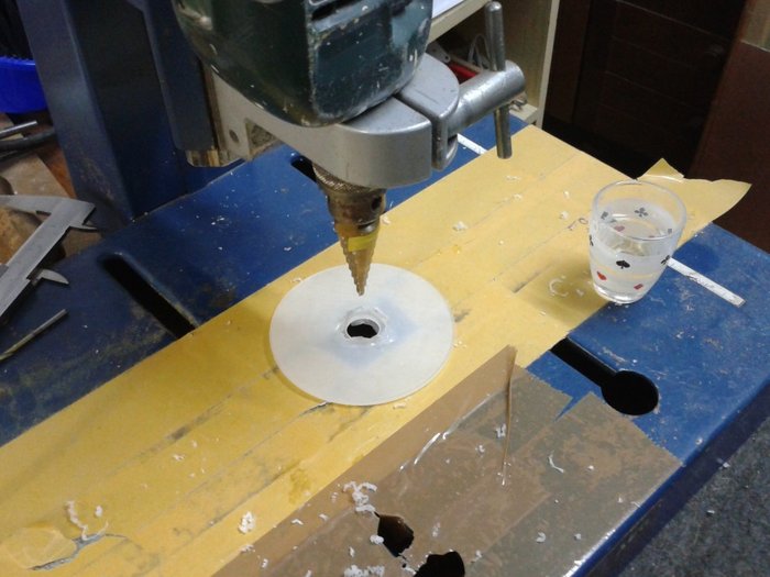 2.jpg (157.13 KiB) 18355 mal betrachtet Genau mittig hab ichs nie geschafft, aber es fällt an der fertigen Lampe nur auf wenn mans weiß... ;)