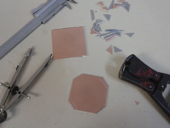 3.jpg (133.73 KiB) 18343 mal betrachtet Die Knipszange half nichts, da ich damit nicht viel genug weg bekam. Die Ecken musste ich daher doch mit der Säge absägen um halbwegs hübsche Achtecke zu erhalten.