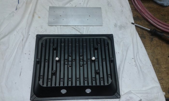 Gehäuse von hinten verschraubt, auf Länge der Schrauben achten!